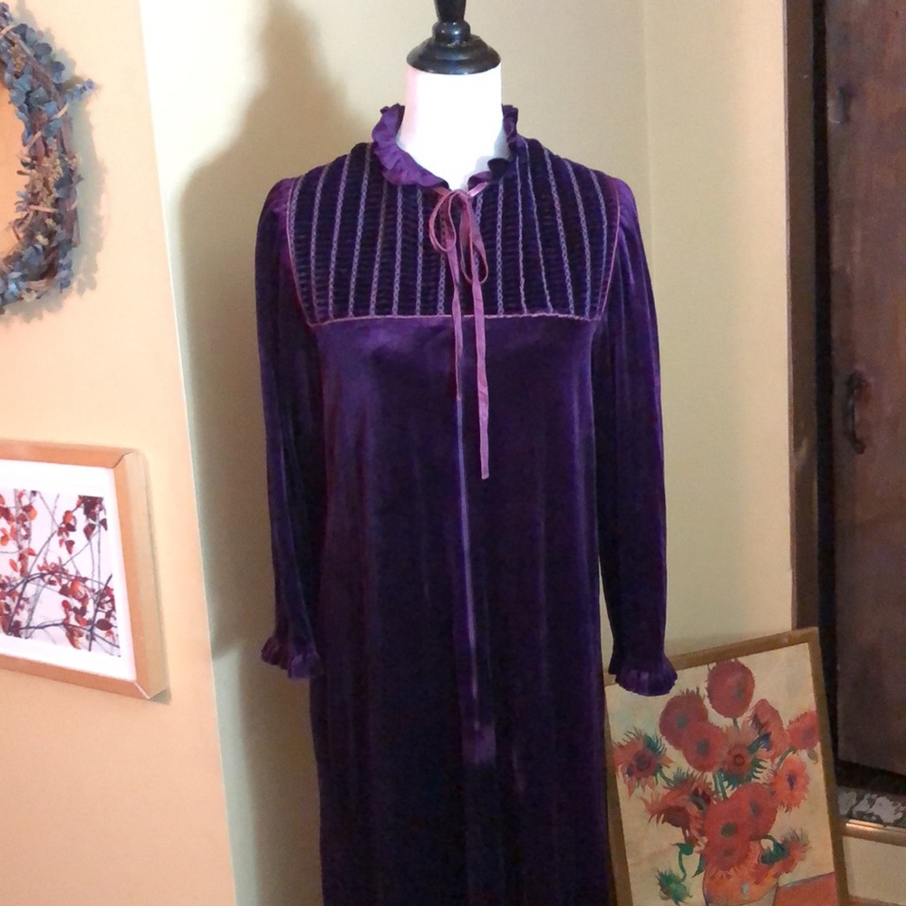 VINTAGE 60s LOUISA Size Medium Loungewear Housedress Deep Purple Velvet 1/3 Zip